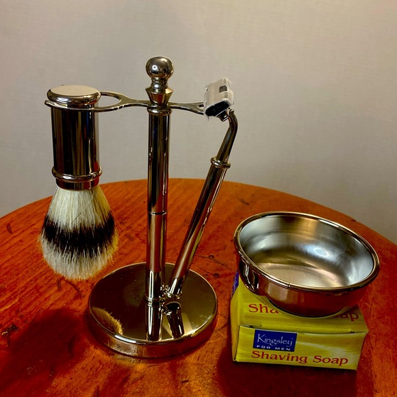 Chrome shaving set comes with brush, soap and razor. New no box. - Picture 1 of 3